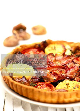 Fromage de chèvre, lardons et figues séchées savoureuse tarte Fromage de chèvre, lardons et figues séchées savoureuse tarte