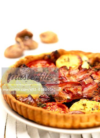 Fromage de chèvre, lardons et figues séchées savoureuse tarte