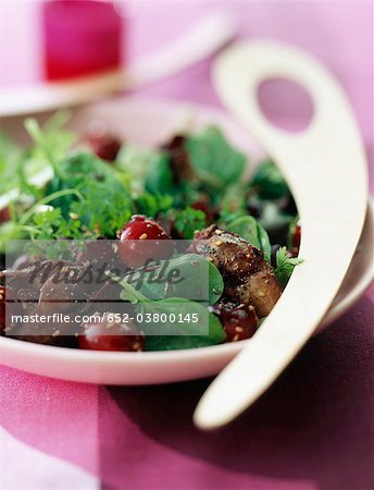 mesclun, foies de volaille et salade de cerise