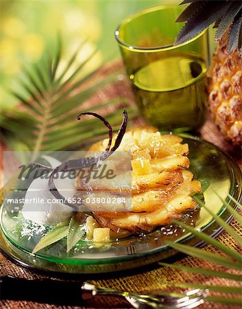 Gebratene Ananas mit Vaniila und Kokos-Eis