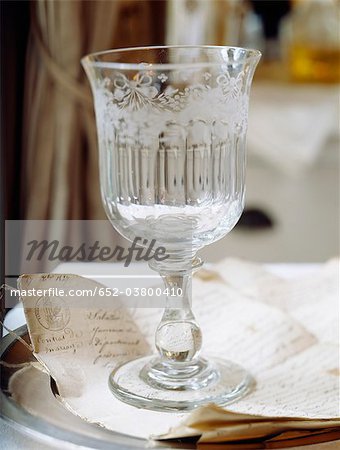 Kristallglas auf Hochzeit-Papiere