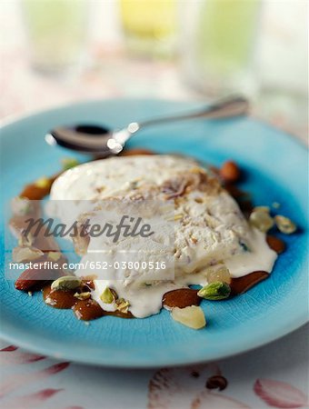 Crème glacée au nougat avec mirabelles