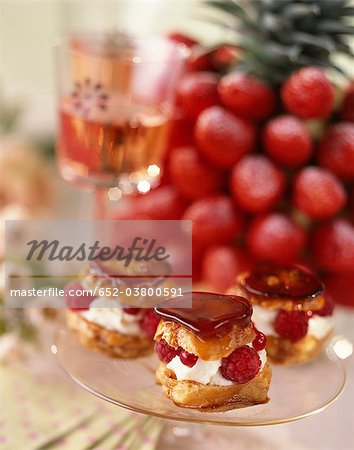 Karamellisierten Creme Puff mit Sommer Obst