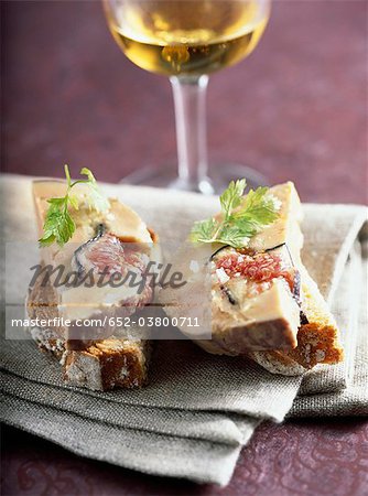 Gänseleber mit Feigen auf toast