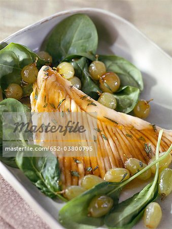 Skate with fresh spinach and green grapes