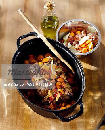 Ajouter l'oignon et le lard en dés pour le ragoût de boeuf et carottes Ajouter l'oignon et le lard en dés pour le ragoût de boeuf et carottes