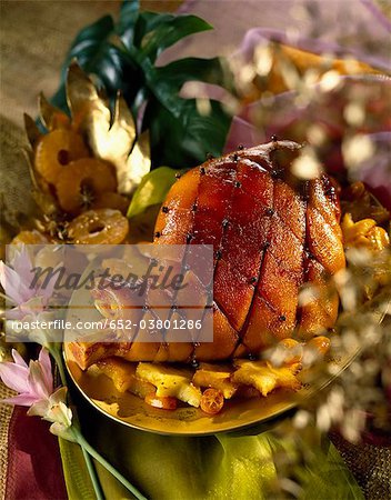 Gigot d'agneau piqué avec les clous de girofle, ananas et kumquats