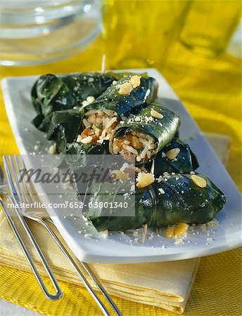 Green rouleaux fourré avec du riz et fruits secs