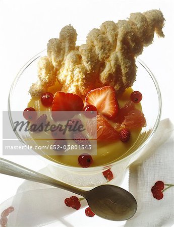 Crème de fruits d'été et meringue