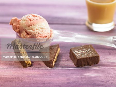 Glace aux fraises avec des biscuits gaufrettes au chocolat et banane Milk-Shake Glace aux fraises avec des biscuits gaufrettes au chocolat et banane Milk-Shake