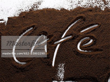 The word "café" written in ground coffee