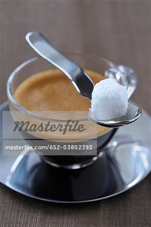 Tasse d'expresso, un morceau de sucre blanc