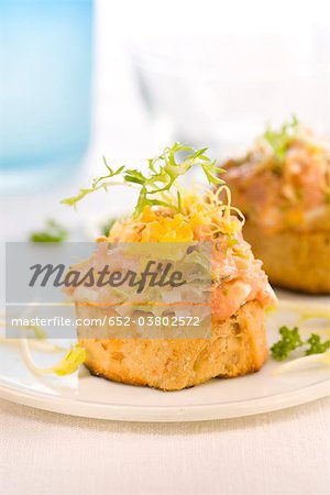 Jambon d'York, endive, oeuf et mayonnaise au poivre sur une tranche de bouchées de pain Jambon d'York, endive, oeuf et mayonnaise au poivre sur une tranche de bouchées de pain
