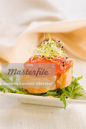 Sobrasada et miel sur une tranche de bouchées de pain Sobrasada et miel sur une tranche de bouchées de pain