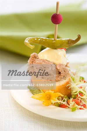 Thon, mayonnaise et guindilla poivre sur une tranche de bouchées de pain Thon, mayonnaise et guindilla poivre sur une tranche de bouchées de pain