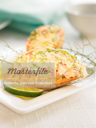 Salade de crabe sur une tranche de bouchées de pain Salade de crabe sur une tranche de bouchées de pain