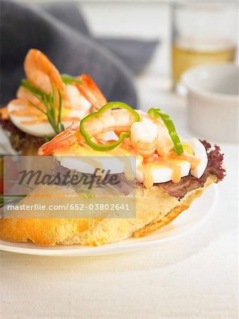 Crevettes, des œufs et des poivrons verts sur une tranche de bouchées de pain Crevettes, des œufs et des poivrons verts sur une tranche de bouchées de pain