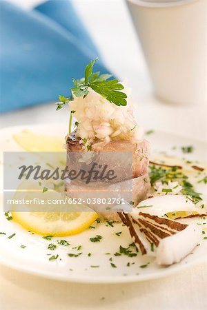 Marinierter Thunfisch mit Kokos, Zwiebeln und Petersilie