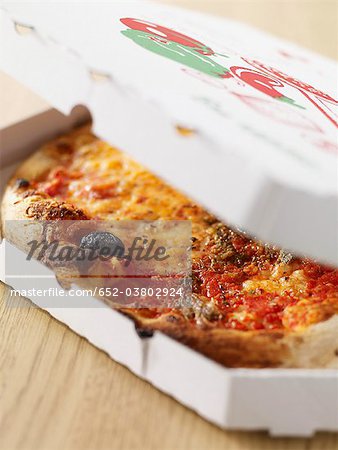 Pizza in den Karton