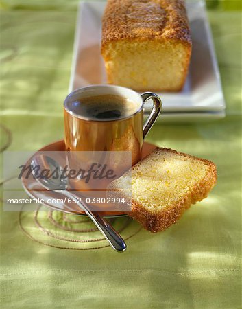 Tasse de café et une tranche de gâteau aromatisé à l'orange