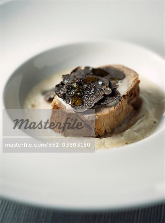 Filet de veau aux truffes noires et crème d'artichauts de Jérusalem