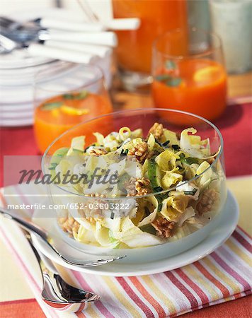 Salade de chicorée, noix, pommes et roquefort