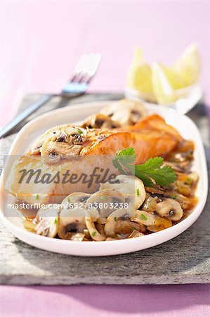 Stück Lachs mit Champignons