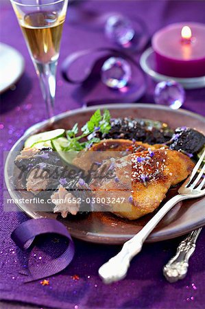 Foie gras poêlé aux pruneaux étuvées au Pineau et épices