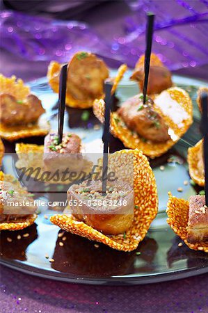 Biscuits de tuile de nougatine avec des cubes de Foie gras poêlés Biscuits de tuile de nougatine avec des cubes de Foie gras poêlés