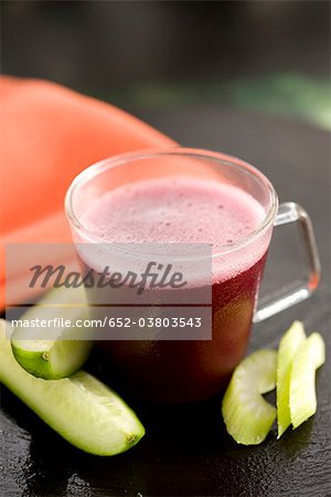 Smoothie de concombre, de céleri et de betterave rouge