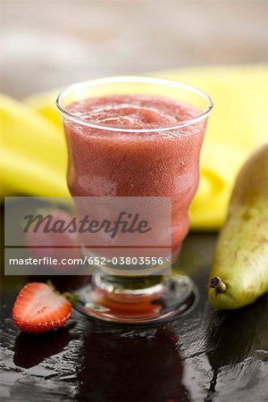 Poire, cerise et fraise smoothie