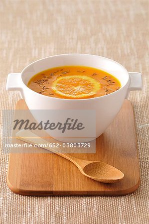 Karotten-Suppe mit Orange, Ingwer und Kreuzkümmel