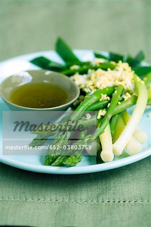 Asperges et poireaux vinaigrette français