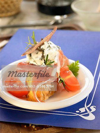 Spanische Schinken, Sardellen und Käse Belegtes Brot