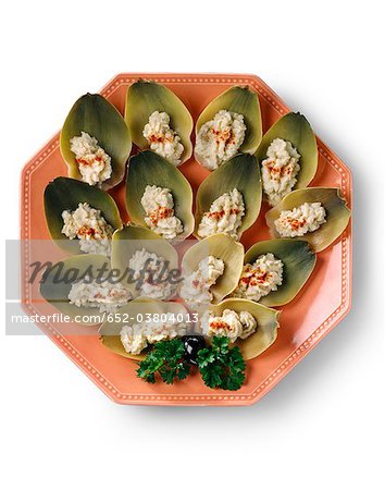 Artichaut feuilles remplie avec de la mayonnaise Artichaut feuilles remplie avec de la mayonnaise