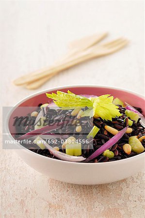 Tiges de brun et riz sauvage avec céleri haché Tiges de brun et riz sauvage avec céleri haché