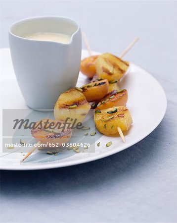 Brochettes de fruits avec sauce au chocolat blanche Brochettes de fruits avec sauce au chocolat blanche