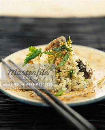 Riz sauté aux palourdes et persil frit