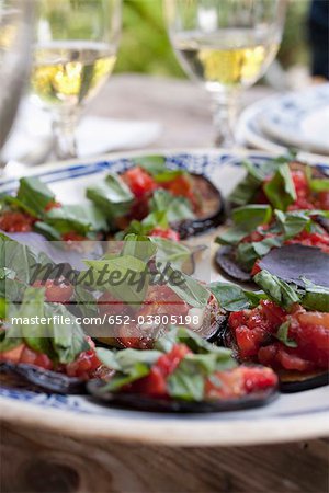 Gegrillte Auberginen mit Tomaten und Basilikum