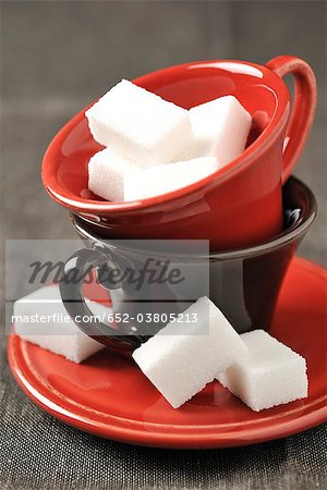 Tasse de morceaux de sucre blanc