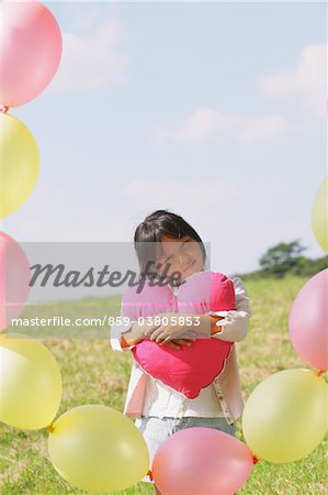 Mädchen umgeben mit Luftballons