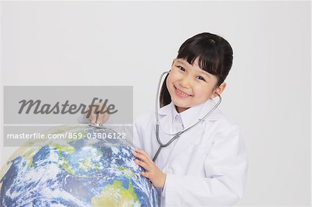 Fille avec stéthoscope écoute de Globe