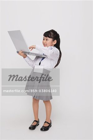 Fille comme employé de bureau à l'aide d'ordinateur portable