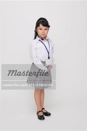 Porträt des Mädchens als Büroangestellter tragen Headsets