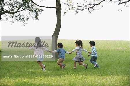 Enfants jouant dans le parc ensemble