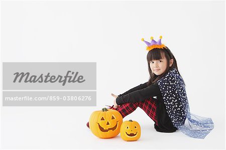 Jeune fille en Costume de Halloween avec citrouille