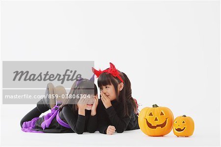 Deux fille habillé en Costume d'Halloween