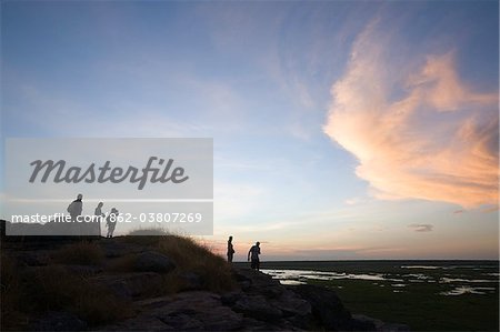 Australie, nord du territoire, le Parc National de Kakadu, Ubirr. Coucher de soleil à l'affût de Nadab surplombant les plaines inondables du Kakadu.