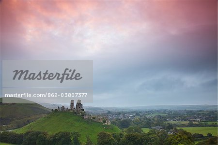 Angleterre, Dorset, le château de Corfe. Lever du soleil à Corfe Castle, un des plus majestueuses ruines de Grande-Bretagne et une fois une passerelle de contrôle à travers les collines de Purbeck.