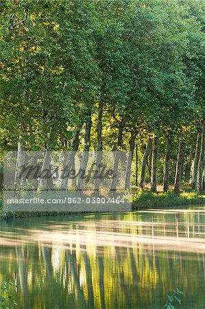 Frankreich, Languedoc-Rousillon, Canal du Midi. Der Canal du Midi in Südfrankreich verbindet den Fluss Garonne mit dem Etang de Thau am Mittelmeer